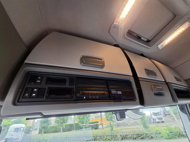 Cap tractor Renault T460 Comfort / CLEAN NL TRUCK / TUV:12-02-2026 / DOUBLE TANK / ACC / LWDS / FRIDGE / 2XBED / AUTOMATIC / EURO-6 / 2019: Foto 17 Cap tractor Renault T460 Comfort / CLEAN NL TRUCK / TUV:12-02-2026 / DOUBLE TANK / ACC / LWDS / FRIDGE / 2XBED / AUTOMATIC / EURO-6 / 2019: Foto 17