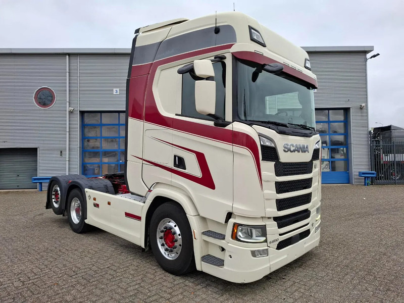 Scania NGS S650 V8 / RETARDER / 633397 KM / 9 TON FRONT AXELE / FULL-AIR / INLINER / FULL SPOILER / LEATHER / ALCOA / NAVI / FRIDGE / E - Cap tractor: Foto 2 Scania NGS S650 V8 / RETARDER / 633397 KM / 9 TON FRONT AXELE / FULL-AIR / INLINER / FULL SPOILER / LEATHER / ALCOA / NAVI / FRIDGE / E - Cap tractor: Foto 2