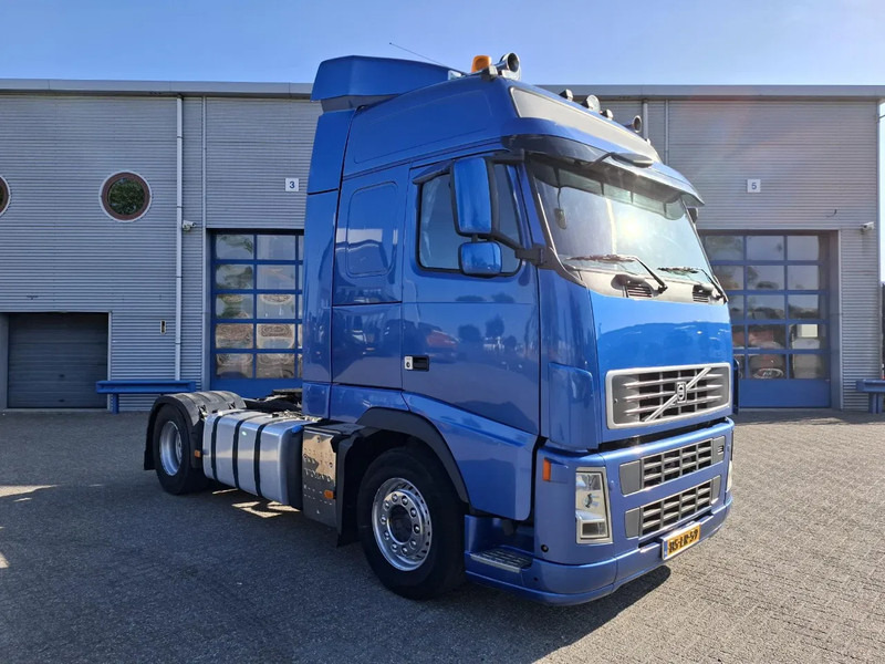 Volvo FH13-400 / HYDRAULICS / NL TRUCK / TUV:14-09-2025 / GLOBETROTTER / FRIGDE / AIRCO / AUTOMATIC / EURO-5 / 2006 - Cap tractor: Foto 2 Volvo FH13-400 / HYDRAULICS / NL TRUCK / TUV:14-09-2025 / GLOBETROTTER / FRIGDE / AIRCO / AUTOMATIC / EURO-5 / 2006 - Cap tractor: Foto 2