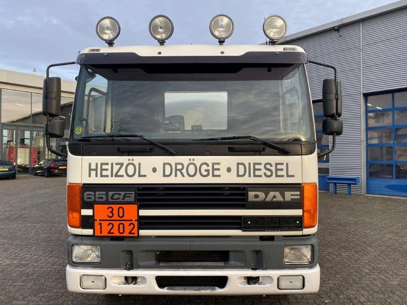 Camion cisternă DAF 65CF-240 / FULL STEEL / POMP / 3 COMPARTIMENTS / 8350 LITER / ONLY:25969 KM / EURO-2 / MANUAL / GOOD CONDITION: Foto 6 Camion cisternă DAF 65CF-240 / FULL STEEL / POMP / 3 COMPARTIMENTS / 8350 LITER / ONLY:25969 KM / EURO-2 / MANUAL / GOOD CONDITION: Foto 6
