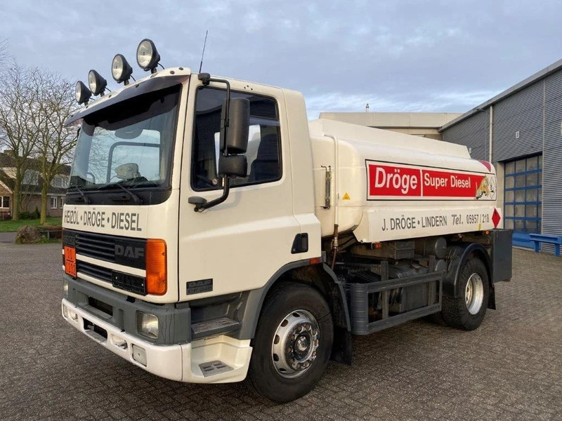 DAF 65CF-240 / FULL STEEL / POMP / 3 COMPARTIMENTS / 8350 LITER / ONLY:25969 KM / EURO-2 / MANUAL / GOOD CONDITION - Camion cisternă: Foto 1 DAF 65CF-240 / FULL STEEL / POMP / 3 COMPARTIMENTS / 8350 LITER / ONLY:25969 KM / EURO-2 / MANUAL / GOOD CONDITION - Camion cisternă: Foto 1
