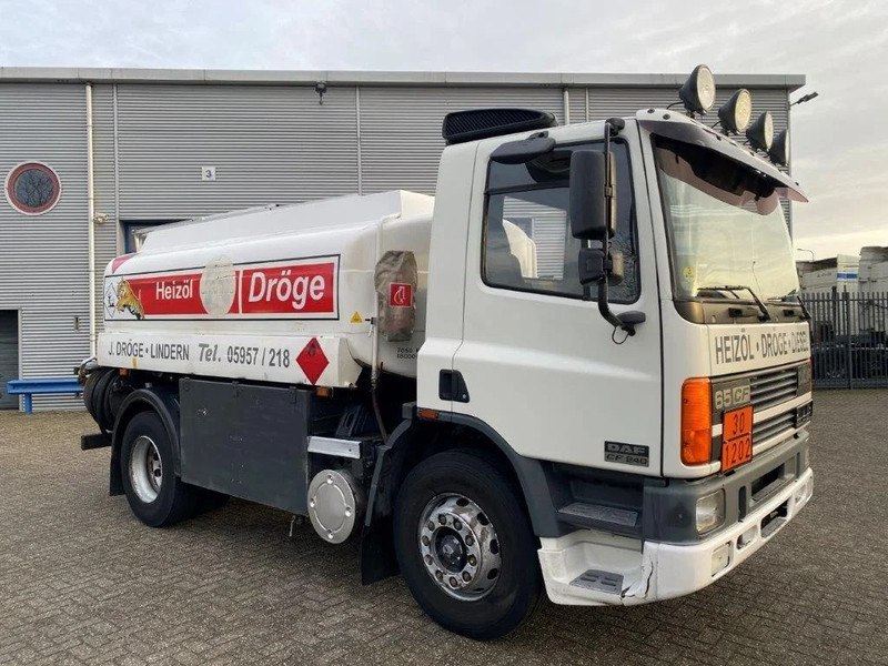 DAF 65CF-240 / FULL STEEL / POMP / 3 COMPARTIMENTS / 8350 LITER / ONLY:25969 KM / EURO-2 / MANUAL / GOOD CONDITION - Camion cisternă: Foto 2 DAF 65CF-240 / FULL STEEL / POMP / 3 COMPARTIMENTS / 8350 LITER / ONLY:25969 KM / EURO-2 / MANUAL / GOOD CONDITION - Camion cisternă: Foto 2