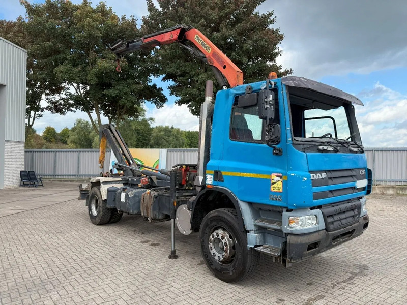 DAF CF75-310 / ENGINE RUNNING / PALFINGER PK10000 / FULL STEEL / 252039 KM / MANUAL / EURO-3 / 2005 - Camion cu macara: Foto 2 DAF CF75-310 / ENGINE RUNNING / PALFINGER PK10000 / FULL STEEL / 252039 KM / MANUAL / EURO-3 / 2005 - Camion cu macara: Foto 2