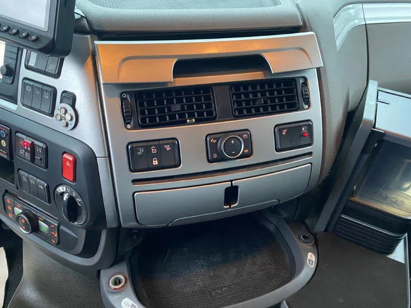 Camion cu cârlig DAF XF106-530 8X2 / AJK HOOKLIFT 25000KG / 9 TON FRONT AXLE / NAVI / ONLY:612482 KM / SSC / AUTOMATIC / EURO-6 / 2019: Foto 19