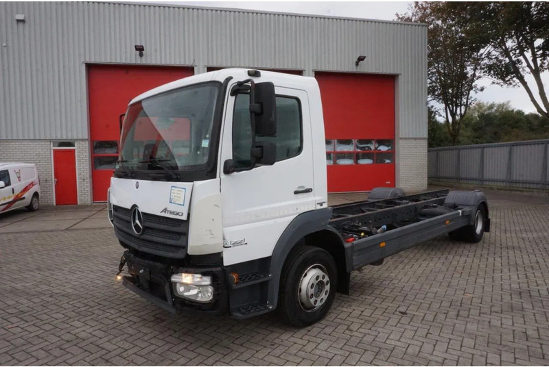 Mercedes-Benz ATEGO 1221 / ENGINE RUNNING / ONLY:253095 KM / AUTOMATIC / EURO-6 / 2017 - Camion şasiu: Foto 1 Mercedes-Benz ATEGO 1221 / ENGINE RUNNING / ONLY:253095 KM / AUTOMATIC / EURO-6 / 2017 - Camion şasiu: Foto 1