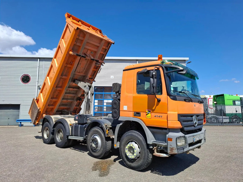 Mercedes-Benz Actros 4141 / 3SIDE MEILLER TIPPER / FULL-STEEL / DRUM BRAKES / ONLY:535937 KM / 2XSTEERING AXLE / AIRCO / AUTOMATIC / EURO-3 / - Camion basculantă: Foto 5 Mercedes-Benz Actros 4141 / 3SIDE MEILLER TIPPER / FULL-STEEL / DRUM BRAKES / ONLY:535937 KM / 2XSTEERING AXLE / AIRCO / AUTOMATIC / EURO-3 / - Camion basculantă: Foto 5