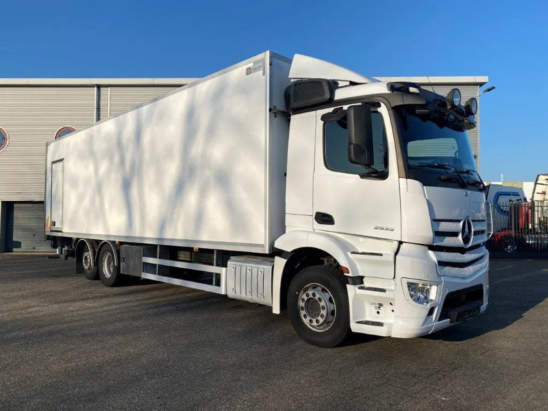 Mercedes-Benz Antos 2533 / LIFT AXLE / HEATED CLOSED BOX / PLATFORM 2000 KG / ONLY:506959 KM / SIDE DOOR / AUTOMATIC / EURO-6 / 2019 - Camion furgon: Foto 2 Mercedes-Benz Antos 2533 / LIFT AXLE / HEATED CLOSED BOX / PLATFORM 2000 KG / ONLY:506959 KM / SIDE DOOR / AUTOMATIC / EURO-6 / 2019 - Camion furgon: Foto 2