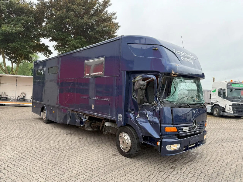 Mercedes-Benz Atego 1223 / ENGINE RUNNING / ONLY:159450 KM / HORSETRUCK / HEATED BOX / WATERTANK / LIVING ROOM / EURO-2 / MANUAL / 1998 - Camion transport cai: Foto 2 Mercedes-Benz Atego 1223 / ENGINE RUNNING / ONLY:159450 KM / HORSETRUCK / HEATED BOX / WATERTANK / LIVING ROOM / EURO-2 / MANUAL / 1998 - Camion transport cai: Foto 2