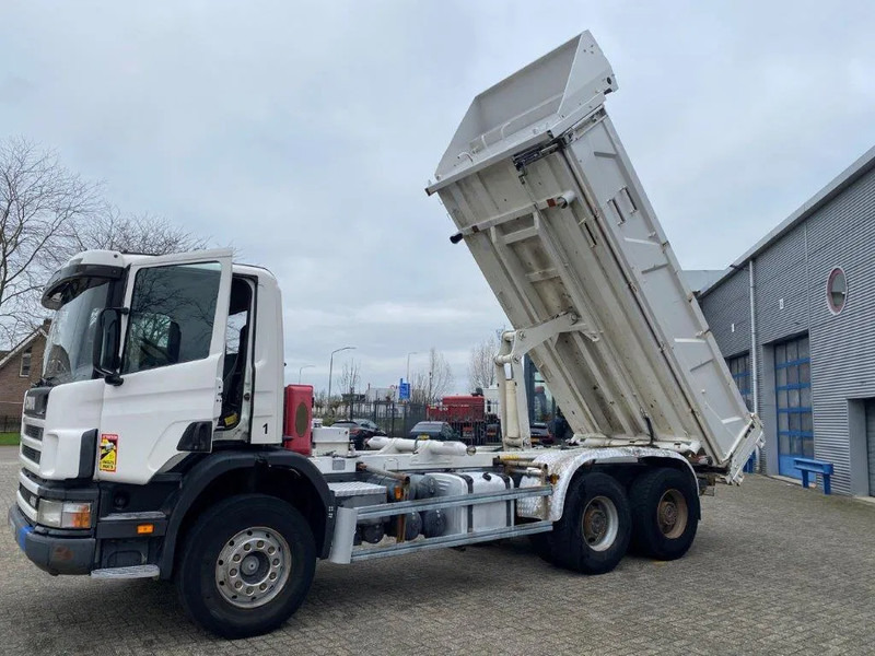 Scania 124-400 / 6X4 / RETARDER / BIG AXLE / FULL STEEL / 2SIDE TIPPER / OLD TACHO / AIRCO / MANUAL / EURO-2 / 2000 - Camion basculantă: Foto 2 Scania 124-400 / 6X4 / RETARDER / BIG AXLE / FULL STEEL / 2SIDE TIPPER / OLD TACHO / AIRCO / MANUAL / EURO-2 / 2000 - Camion basculantă: Foto 2