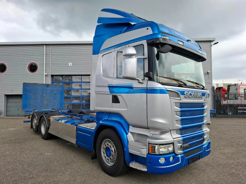 Scania R580 V8 / RETARDER / LIFT+LENKACHSE / FULL-AIR / PLATFORM 2000 KG / LEATHER / AIRCO / AUTOMATIC / EURO-6 / 2014 - Camion şasiu: Foto 2 Scania R580 V8 / RETARDER / LIFT+LENKACHSE / FULL-AIR / PLATFORM 2000 KG / LEATHER / AIRCO / AUTOMATIC / EURO-6 / 2014 - Camion şasiu: Foto 2