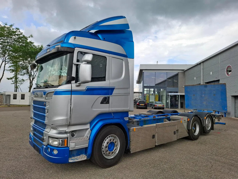 Scania R580 V8 / RETARDER / LIFT+LENKACHSE / FULL-AIR / PLATFORM 2000 KG / LEATHER / AIRCO / AUTOMATIC / EURO-6 / 2014 - Camion şasiu: Foto 1 Scania R580 V8 / RETARDER / LIFT+LENKACHSE / FULL-AIR / PLATFORM 2000 KG / LEATHER / AIRCO / AUTOMATIC / EURO-6 / 2014 - Camion şasiu: Foto 1