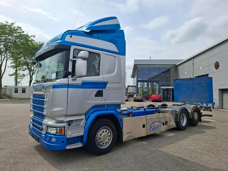 Scania R580 V8 / RETARDER / LIFT+LENKACHSE / FULL-AIR / PLATFORM 2000 KG / LEATHER / AIRCO / AUTOMATIC / EURO-6 / 2015 - Camion şasiu: Foto 1 Scania R580 V8 / RETARDER / LIFT+LENKACHSE / FULL-AIR / PLATFORM 2000 KG / LEATHER / AIRCO / AUTOMATIC / EURO-6 / 2015 - Camion şasiu: Foto 1