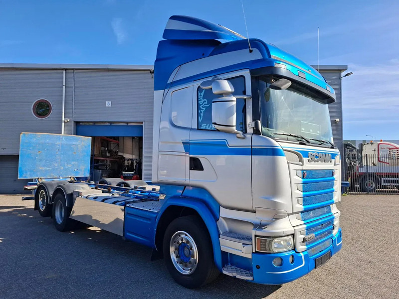 Scania R580 V8 / RETARDER / LIFT+LENKACHSE / FULL-AIR / PLATFORM 2000 KG / LEATHER / AIRCO / AUTOMATIC / EURO-6 / 2015 - Camion şasiu: Foto 2 Scania R580 V8 / RETARDER / LIFT+LENKACHSE / FULL-AIR / PLATFORM 2000 KG / LEATHER / AIRCO / AUTOMATIC / EURO-6 / 2015 - Camion şasiu: Foto 2