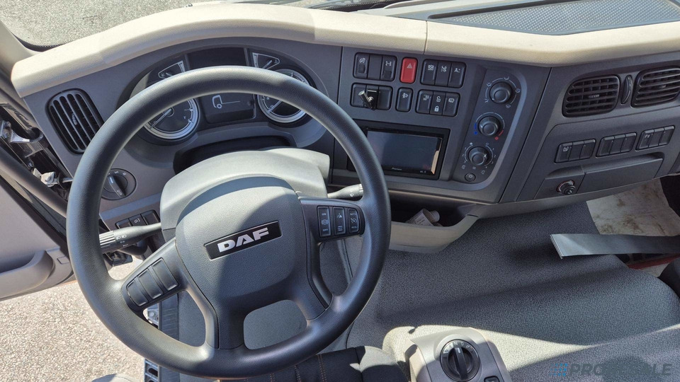 DAF LF 290 FA Sleeper Cab EURO 6 - valník s plachtou - Camion cu prelată: Foto 5 DAF LF 290 FA Sleeper Cab EURO 6 - valník s plachtou - Camion cu prelată: Foto 5