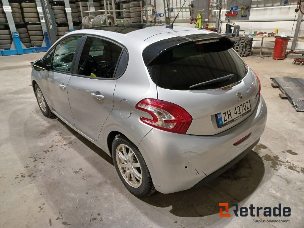 Bil Peugeot 208 Automat - Automobil: Foto 3 Bil Peugeot 208 Automat - Automobil: Foto 3