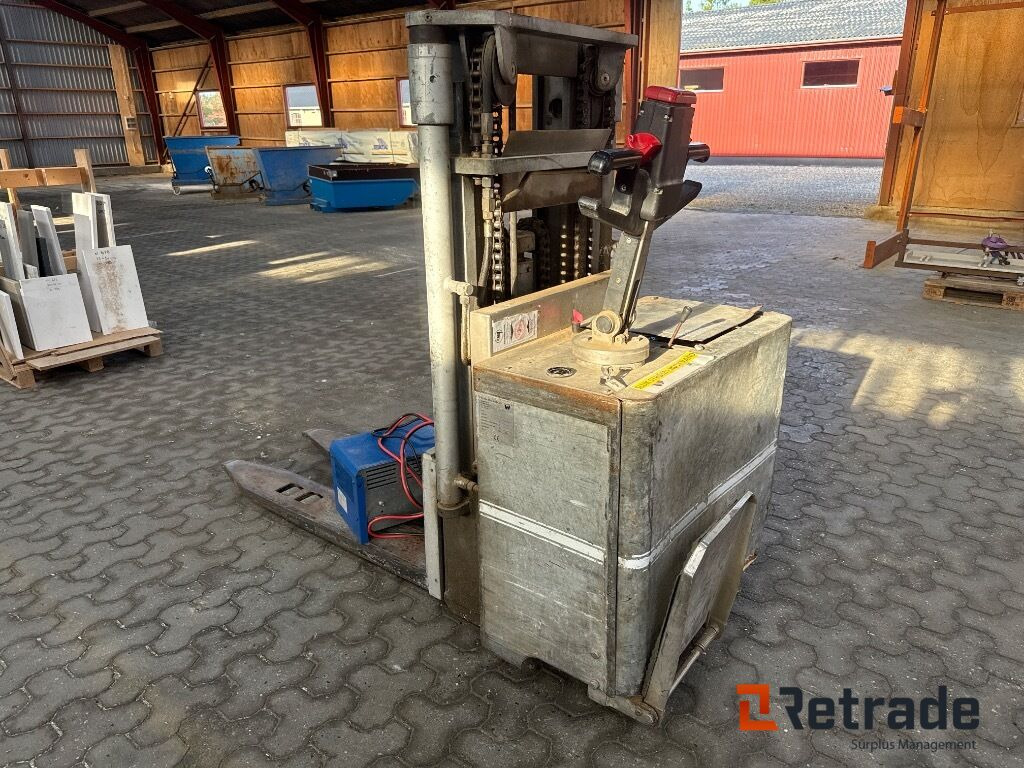 El-stabler Toyota SBE/S1500 - Transpalet la mare înălţime: Foto 4 El-stabler Toyota SBE/S1500 - Transpalet la mare înălţime: Foto 4