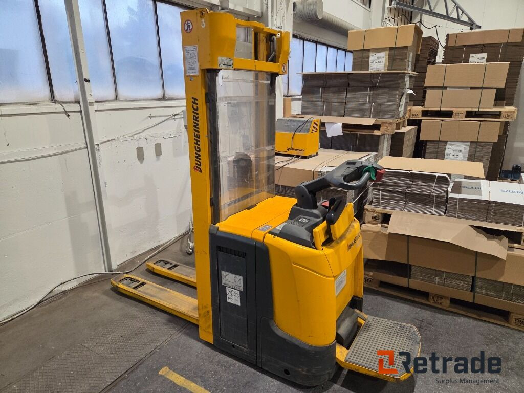 Jungheinrich erc 216z med lader 2015 mod - Transpalet la mare înălţime: Foto 2 Jungheinrich erc 216z med lader 2015 mod - Transpalet la mare înălţime: Foto 2