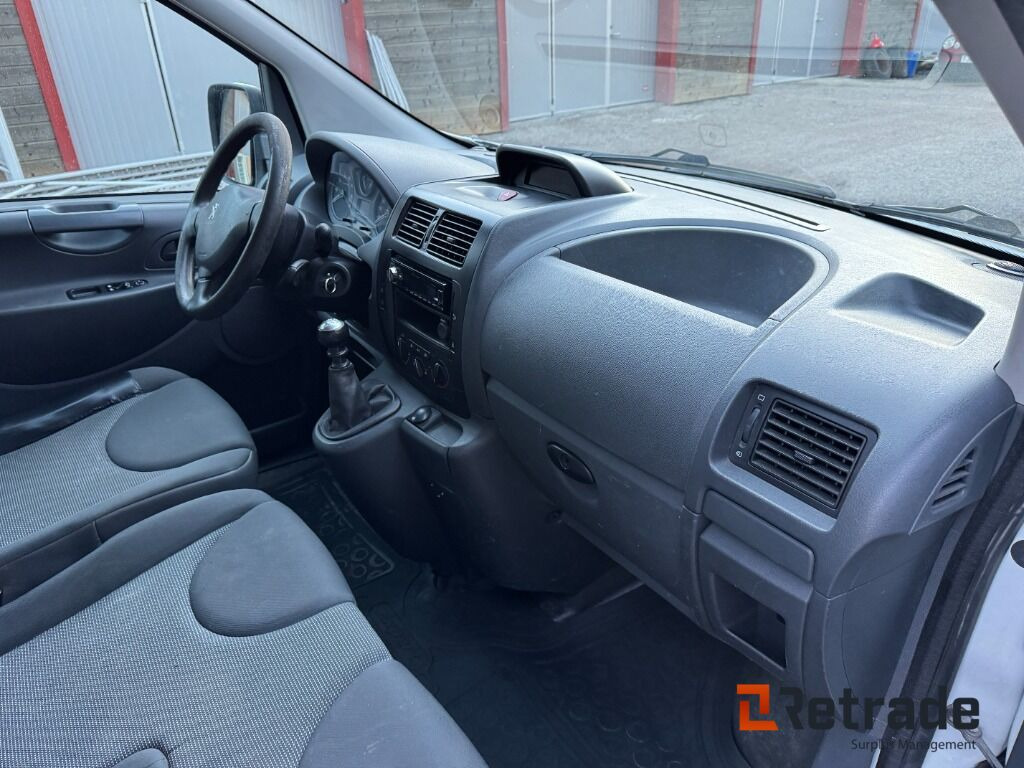 Skåpbil Peugeot Expert Panel Van 1.2t 2.0 HDi - Autoutilitară compactă: Foto 5 Skåpbil Peugeot Expert Panel Van 1.2t 2.0 HDi - Autoutilitară compactă: Foto 5
