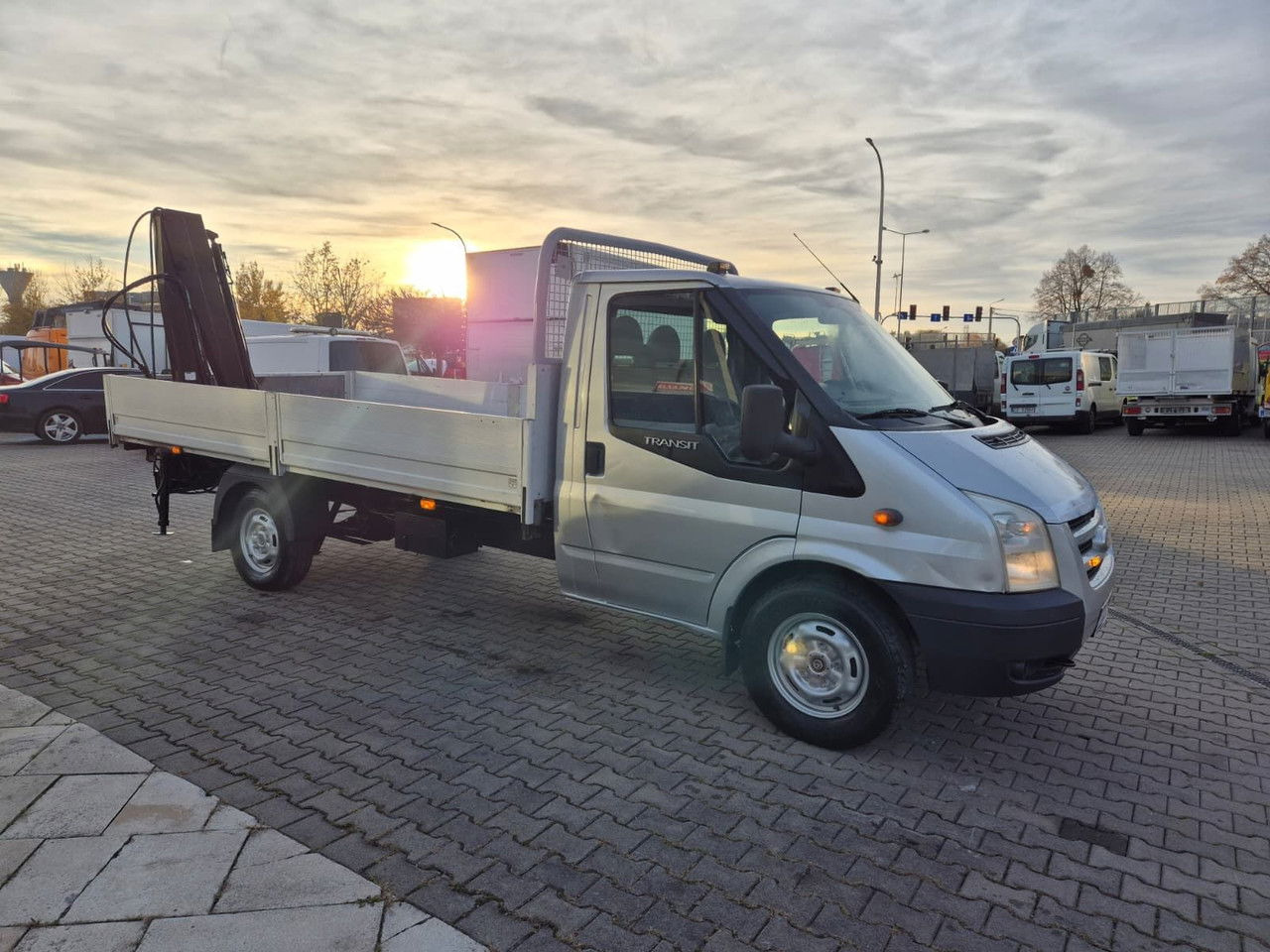 Ford Transit 350 2.4 TDCi / Very Strong Hiab / 1 Owner / Serviced - Autoutilitară cu platformă: Foto 5 Ford Transit 350 2.4 TDCi / Very Strong Hiab / 1 Owner / Serviced - Autoutilitară cu platformă: Foto 5