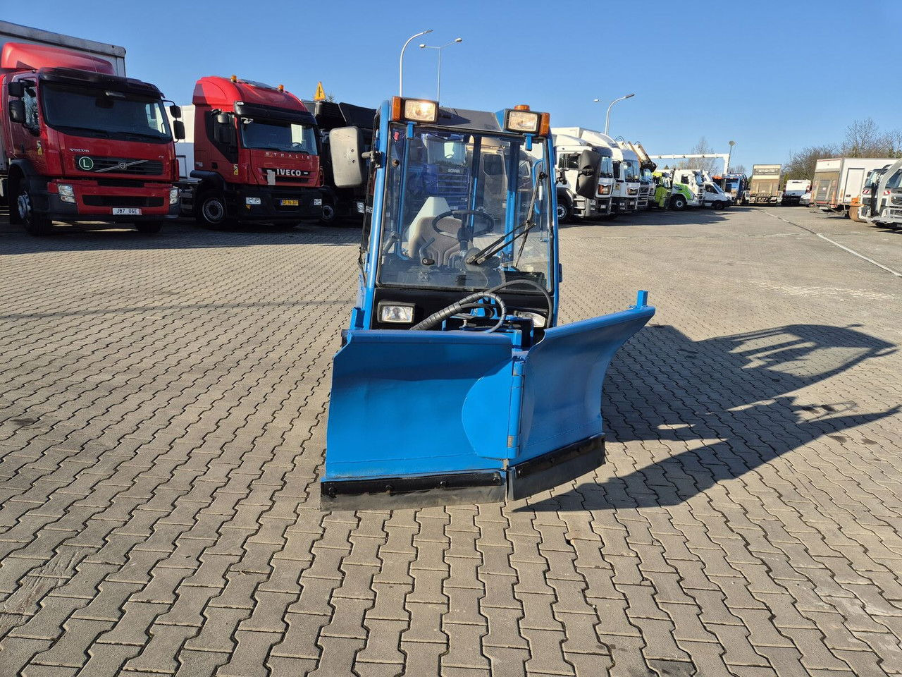 HOLDER C245 4WD / Tool carrier / Snow plow / PTO Front AN D Rear / 4X4 / - Tractor comunal: Foto 4 HOLDER C245 4WD / Tool carrier / Snow plow / PTO Front AN D Rear / 4X4 / - Tractor comunal: Foto 4