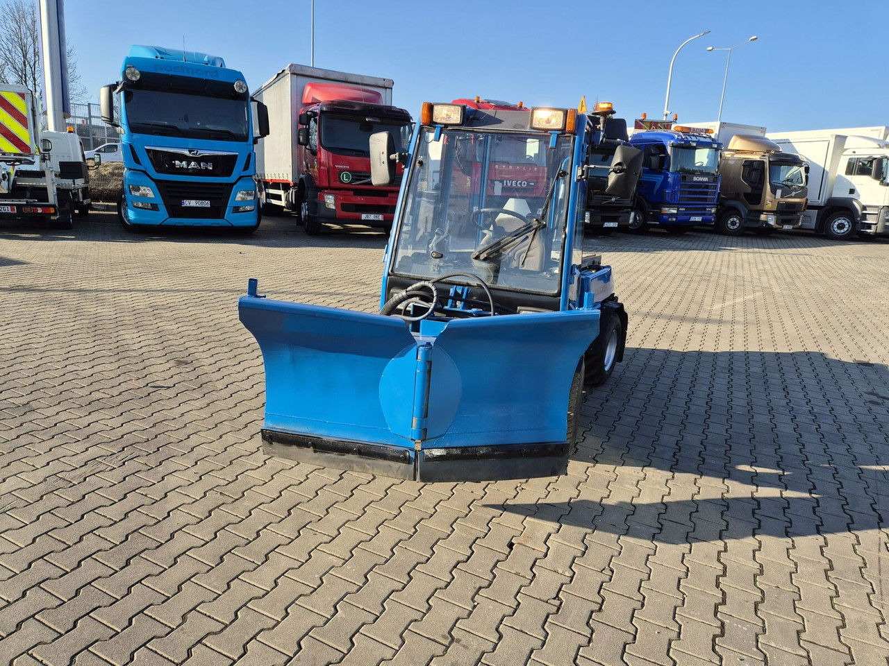 HOLDER C245 4WD / Tool carrier / Snow plow / PTO Front AN D Rear / 4X4 / - Tractor comunal: Foto 3 HOLDER C245 4WD / Tool carrier / Snow plow / PTO Front AN D Rear / 4X4 / - Tractor comunal: Foto 3