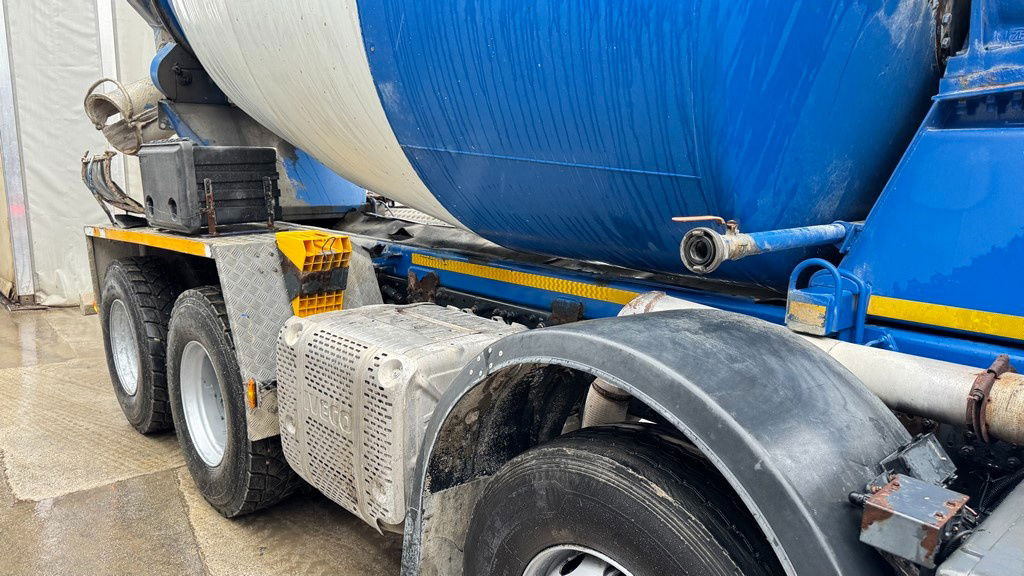 Iveco Trakker AD340TB45 8x4 mixer 9m3 - Autobetonieră: Foto 4 Iveco Trakker AD340TB45 8x4 mixer 9m3 - Autobetonieră: Foto 4