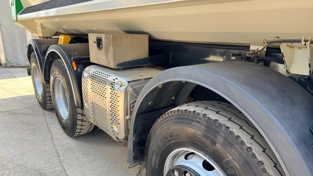 Iveco Trakker AD410T45 8x4 20m3 - hydr. back - 72.000km - Camion basculantă: Foto 4 Iveco Trakker AD410T45 8x4 20m3 - hydr. back - 72.000km - Camion basculantă: Foto 4