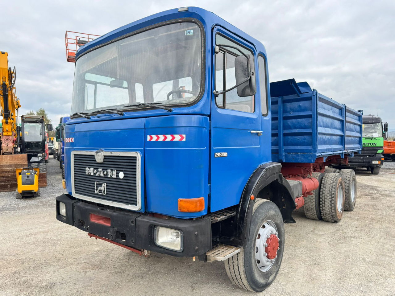 MAN 26.281 6x6 3 sided tipper - ZF gearbox - Camion basculantă: Foto 1 MAN 26.281 6x6 3 sided tipper - ZF gearbox - Camion basculantă: Foto 1