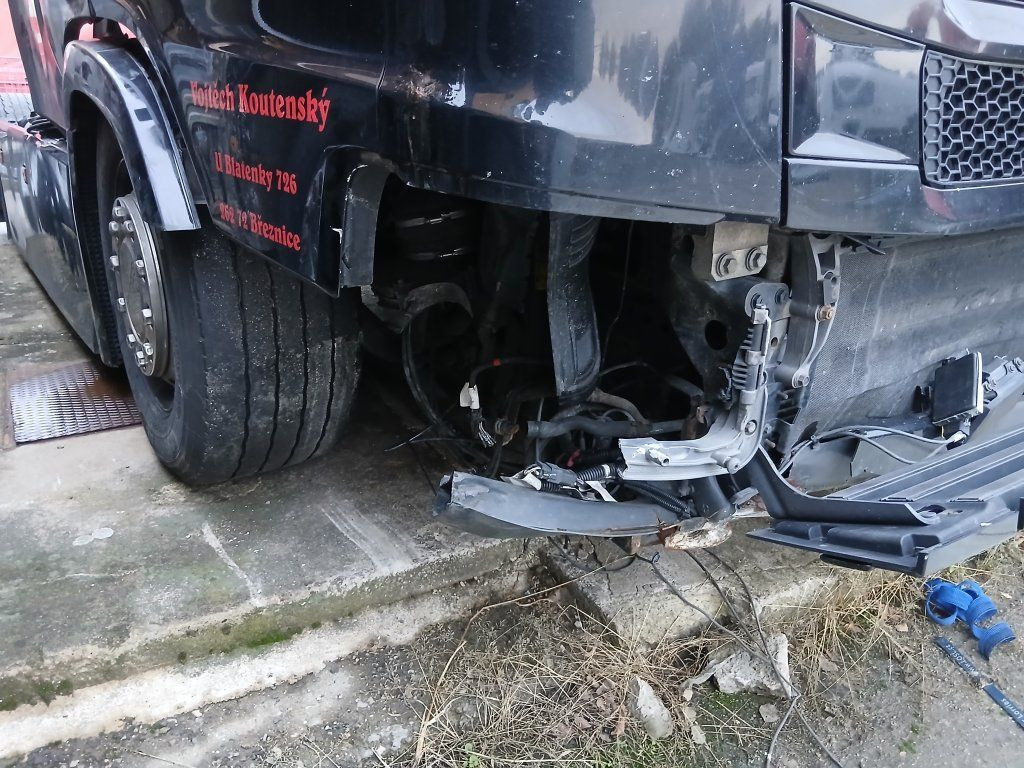 Scania R450 MEGA/lowdeck Unfall / damage - Cap tractor: Foto 4 Scania R450 MEGA/lowdeck Unfall / damage - Cap tractor: Foto 4