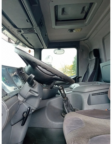 Interior photo 1: Camion cu prelată Scania 94.220 D - manual gearbox - top condition