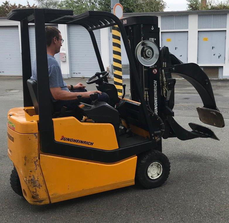 Three-wheel electric front loader Jungheinrich EFG DF 15 with duplex mast and Meyer roller clamp - Electrostivuitor: Foto 5 Three-wheel electric front loader Jungheinrich EFG DF 15 with duplex mast and Meyer roller clamp - Electrostivuitor: Foto 5