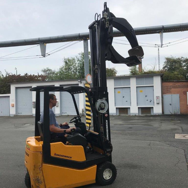 Three-wheel electric front loader Jungheinrich EFG DF 15 with duplex mast and Meyer roller clamp - Electrostivuitor: Foto 2 Three-wheel electric front loader Jungheinrich EFG DF 15 with duplex mast and Meyer roller clamp - Electrostivuitor: Foto 2