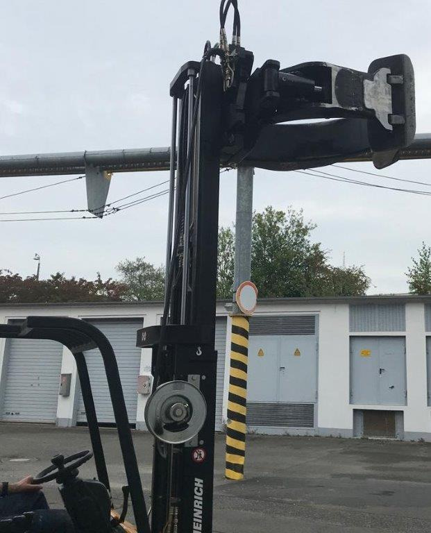 Three-wheel electric front loader Jungheinrich EFG DF 15 with duplex mast and Meyer roller clamp - Electrostivuitor: Foto 3 Three-wheel electric front loader Jungheinrich EFG DF 15 with duplex mast and Meyer roller clamp - Electrostivuitor: Foto 3
