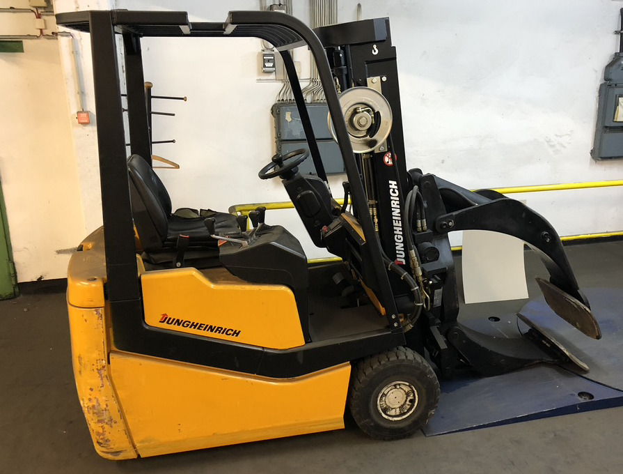 Three-wheel electric front loader Jungheinrich EFG DF 15 with duplex mast and Meyer roller clamp - Electrostivuitor: Foto 1 Three-wheel electric front loader Jungheinrich EFG DF 15 with duplex mast and Meyer roller clamp - Electrostivuitor: Foto 1