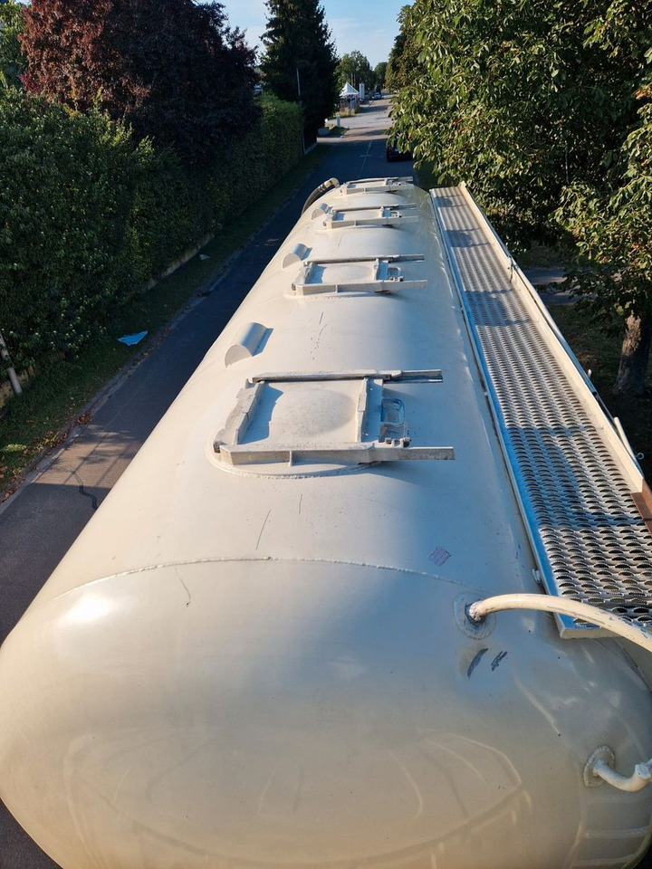 Scania R440 31m³ SILO 4 Kammer/Retarder/Kompressor/Lift - Camion cisternă: Foto 5 Scania R440 31m³ SILO 4 Kammer/Retarder/Kompressor/Lift - Camion cisternă: Foto 5
