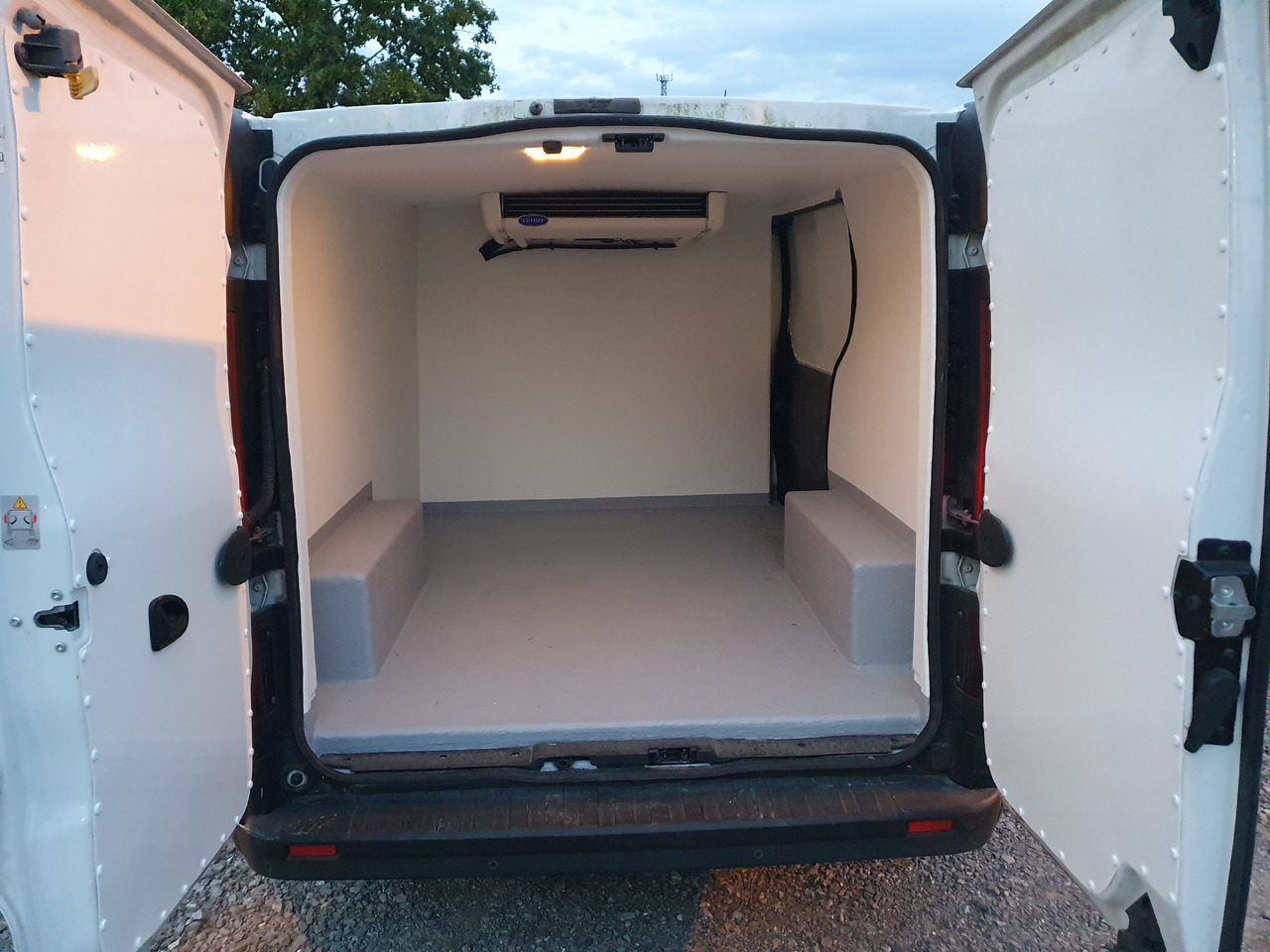Opel VIVARO CHLODNIA CARRIER+230V KLIMA NAVI EURO6 - Autoutilitară frigorifica: Foto 2 Opel VIVARO CHLODNIA CARRIER+230V KLIMA NAVI EURO6 - Autoutilitară frigorifica: Foto 2