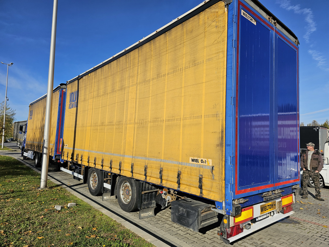 VOLVO FH460 ZESTAW TANDEM 120 M3 PRZEJAZDOWY + PRZYCZEPA FIRANKA SAF - Camion cu prelată: Foto 5 VOLVO FH460 ZESTAW TANDEM 120 M3 PRZEJAZDOWY + PRZYCZEPA FIRANKA SAF - Camion cu prelată: Foto 5