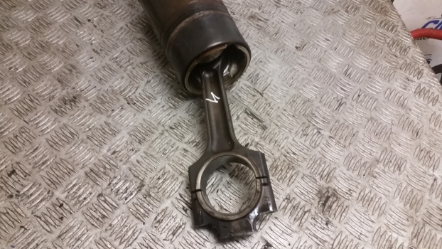 Deutz Agrotron 120, 150 Mk3 Conrod 04200465. Please Check Description - Bielă pentru Tractor agricol: Foto 2 Deutz Agrotron 120, 150 Mk3 Conrod 04200465. Please Check Description - Bielă pentru Tractor agricol: Foto 2