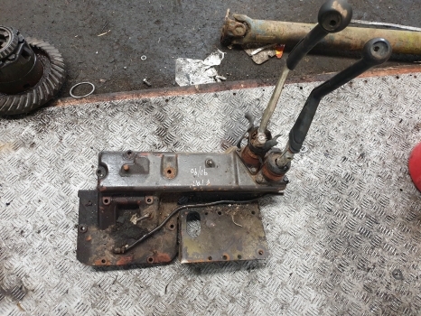 Fiat 90-90, 100-90, 110-90 Transmission Control Cover 5129987, 5130986, 5132247 - Schimbător de viteze pentru Tractor agricol: Foto 3 Fiat 90-90, 100-90, 110-90 Transmission Control Cover 5129987, 5130986, 5132247 - Schimbător de viteze pentru Tractor agricol: Foto 3