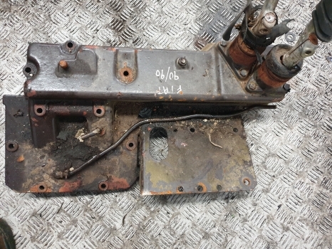 Fiat 90-90, 100-90, 110-90 Transmission Control Cover 5129987, 5130986, 5132247 - Schimbător de viteze pentru Tractor agricol: Foto 4 Fiat 90-90, 100-90, 110-90 Transmission Control Cover 5129987, 5130986, 5132247 - Schimbător de viteze pentru Tractor agricol: Foto 4