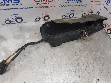 Ford 8240, 8340 Cab Interior Panel Rhs F1nn14a099bc, F0nn3r876be - Cabină și interior: Foto 3 Ford 8240, 8340 Cab Interior Panel Rhs F1nn14a099bc, F0nn3r876be - Cabină și interior: Foto 3