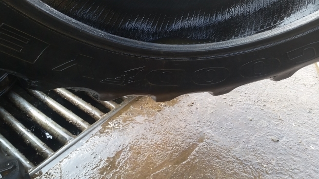 Ford Rear Tyre 16.9-38. Please Check By The Photos. - Anvelopă pentru Tractor agricol: Foto 4 Ford Rear Tyre 16.9-38. Please Check By The Photos. - Anvelopă pentru Tractor agricol: Foto 4