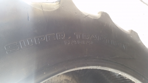 Ford Rear Tyre 16.9-38. Please Check By The Photos. - Anvelopă pentru Tractor agricol: Foto 3 Ford Rear Tyre 16.9-38. Please Check By The Photos. - Anvelopă pentru Tractor agricol: Foto 3