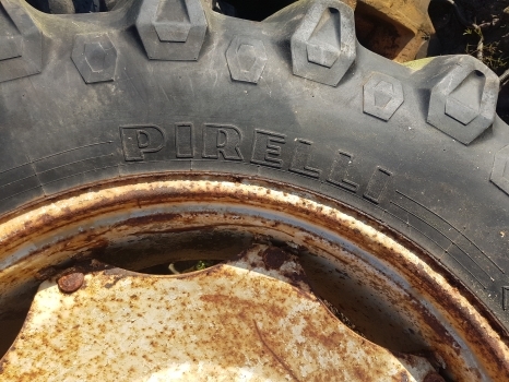 Ford Rear Wheel Complete R38 Pirelli Tm700 580/70r38 - Roată completă pentru Tractor agricol: Foto 4 Ford Rear Wheel Complete R38 Pirelli Tm700 580/70r38 - Roată completă pentru Tractor agricol: Foto 4