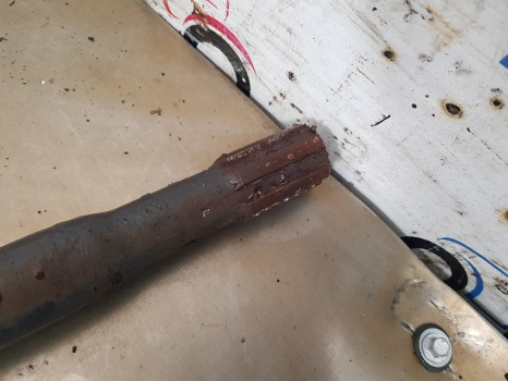 Landini Mythos 100, 900 Front Axle Drive Shaft 3652884m2, 3547684m91, 3547682m91 - Axă față: Foto 5 Landini Mythos 100, 900 Front Axle Drive Shaft 3652884m2, 3547684m91, 3547682m91 - Axă față: Foto 5