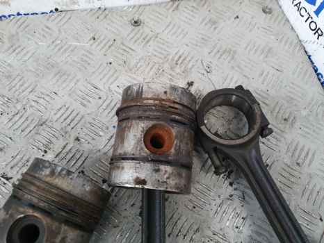Massey Ferguson 135, 140, 145 Ad3.152 Pistons Set, Con Rod, 82111, 84774, 84957 - Piston/ Inel/ Bucşă pentru Tractor agricol: Foto 3 Massey Ferguson 135, 140, 145 Ad3.152 Pistons Set, Con Rod, 82111, 84774, 84957 - Piston/ Inel/ Bucşă pentru Tractor agricol: Foto 3