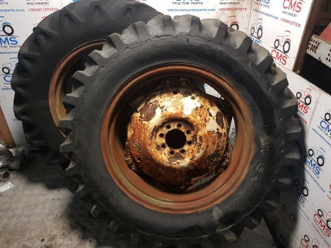 Massey Ferguson 135, 35 David Brown, Ford 2000, 3000 Wheel Pair 12.4-23 - Roată completă pentru Utilaje agricole: Foto 1 Massey Ferguson 135, 35 David Brown, Ford 2000, 3000 Wheel Pair 12.4-23 - Roată completă pentru Utilaje agricole: Foto 1