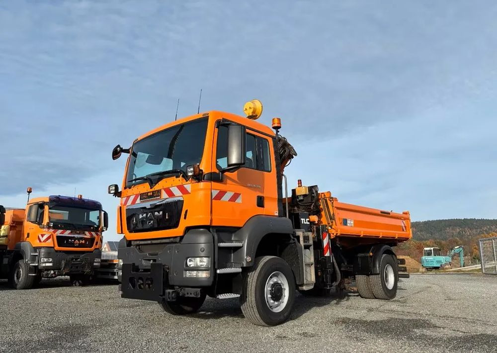 MAN TGS 18.320/ 4x4 / Euro4 /Wywrotka trójstronna Meiller +Kran Atlas TLC 82.2 +sterowanie radiowe – Przystosowany do pracy zimą — odśnieżanie, posypywanie, pług - Camion basculantă: Foto 5 MAN TGS 18.320/ 4x4 / Euro4 /Wywrotka trójstronna Meiller +Kran Atlas TLC 82.2 +sterowanie radiowe – Przystosowany do pracy zimą — odśnieżanie, posypywanie, pług - Camion basculantă: Foto 5