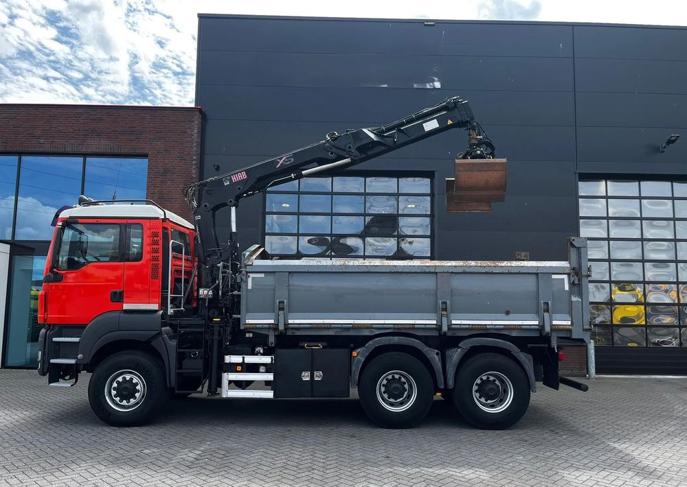MAN TGS 26.360 /6x6 /Euro 5 /WYWROTKA TRÓJSTRONNA + ŻURAW - Camion basculantă: Foto 4 MAN TGS 26.360 /6x6 /Euro 5 /WYWROTKA TRÓJSTRONNA + ŻURAW - Camion basculantă: Foto 4