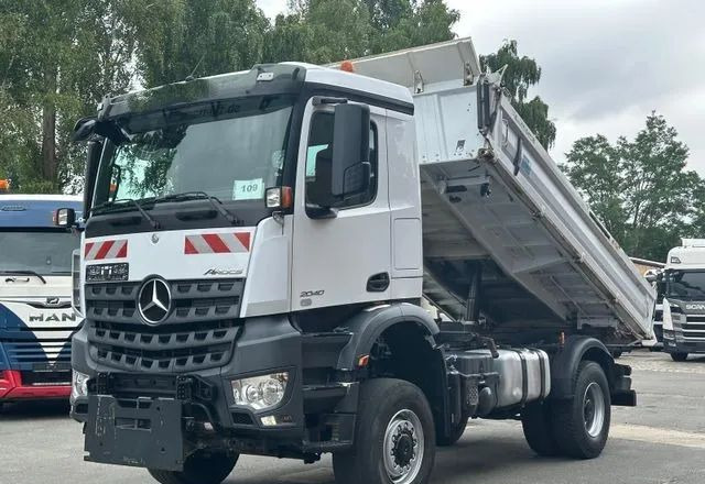 Mercedes-Benz Arocs 2040 4x4 – Meiller | Euro 6c | płyta czołowa do montażu pługu, osprzętu zimowego lub komunalnego | Automat | Resory stalowe (Blatt-Blatt) - Camion basculantă: Foto 1 Mercedes-Benz Arocs 2040 4x4 – Meiller | Euro 6c | płyta czołowa do montażu pługu, osprzętu zimowego lub komunalnego | Automat | Resory stalowe (Blatt-Blatt) - Camion basculantă: Foto 1